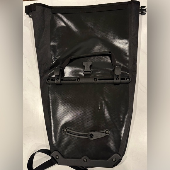 Authentic Black Ortlieb Back-Roller Classic rear bicycle pannier (20L) - Picture 2 of 11